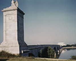 Lincoln Memorial viewed across Memorial Bridge and Potomac River Photo Print - £6.93 GBP+