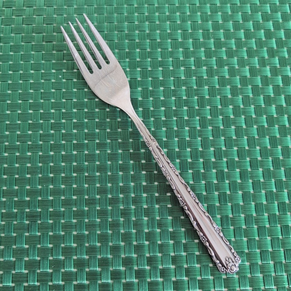 1 Oneida CHERIE Dinner Fork Stainless Deluxe Floral Glossy USA Single Fork - $9.99