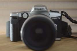 Minolta DYNAX 5 with 75-300mm f4.5-5.6 AF Zoom lens. Full of functions a great 3 - £125.81 GBP