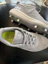 Under Armour Charged Women’s Grey Metal Spike Softball Cleats!!(Sz 7.5) - $17.81