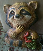 1977 HOMCO Raccoon Holding Flowers Hanging Wall Plaque 10&quot; USA Plastic - $23.38