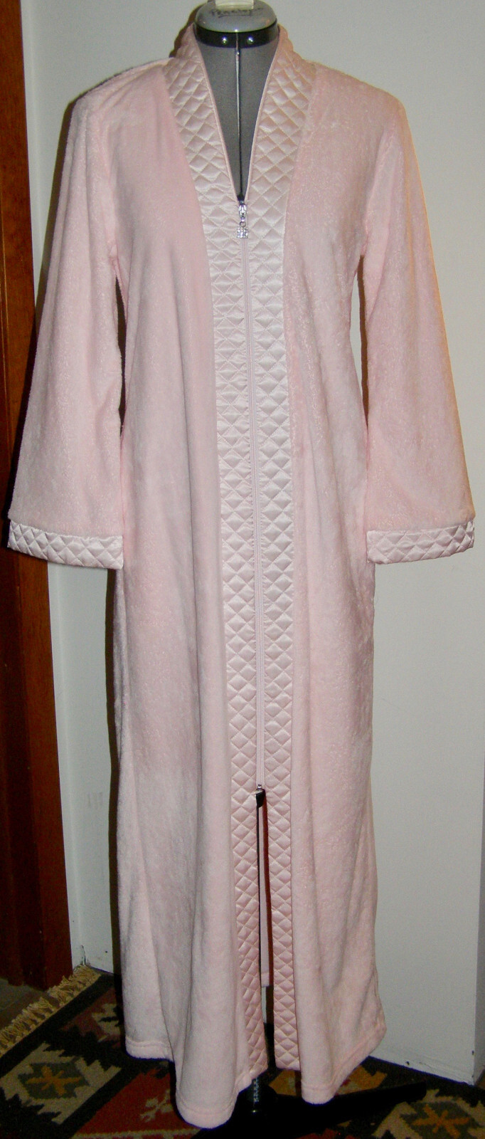 DIAMOND TEA FULL LENGTH ROBE, EVER-SO-SOFT FUZZY “BARBIE” PINK w/ QUILTE... - $9.90