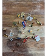 Assorted Variety Collectible Enamel 30+ Piece Lapel Pin Bundle - €22,55 EUR