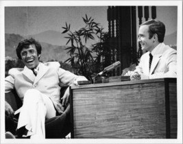 Dick Cavett Show 1969 original 7x9 TV photo Dick &amp; guest Alejandro Rey - £11.95 GBP