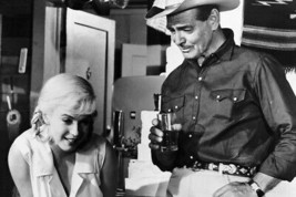 The Misfits Clark Gable Marilyn Monroe in their kitchen 11x17 Photo - £14.11 GBP