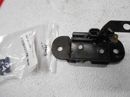 2004 GMC Yukon Rear Left LH Driver side Hatch Tailgate Latch - $33.98