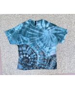 NEW Gildan Men’s Blue Green Spiral Ice Tie Dye Short Sleeve Shirt 2XL - $413.47 MXN