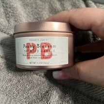Trader Joe&#39;s Peony Blossom Scented Candle PB Rose Gold Tin with Lid 5.7o... - $90.24 MXN