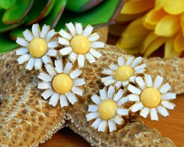 Vintage Weiss Earrings 3 White Daisy Clusters Enamel Clip On Signed - $17.95