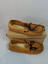 New Old Stock Minnehaha Moccasins Handmade Buckskin Suede Model 770 Sz 2 M - £22.48 GBP