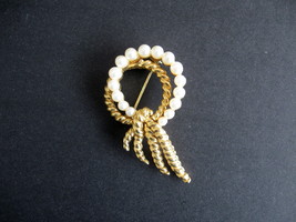 Vintage Crown Trifari Gold Tone Double Circle Brooch Pin with Faux Pearls - £20.09 GBP