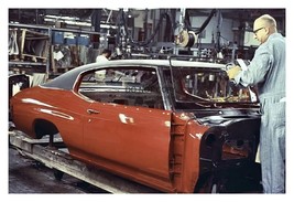 Chevrolet Chevelle Assembly Line Factory Man Working 1970 4X6 Photo - £8.31 GBP