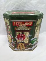 M&amp;Ms Brand Christmas Village Series Brand Tree Shop Empty Cannister Tin - $142.18 MXN
