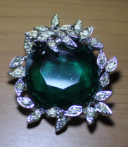 Sarah Coventry "Holiday Ice" large green rhinestone brooch - $26.63