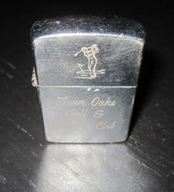 Vintage WINDGUARD Twin Oaks GOLF &amp; Country Club Souvenir Flip Top Style Lighter - £7.80 GBP