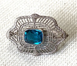 ANTIQUE 10KWG FILIGREE BROOCH. FAUX GREEN/BLUE CENTER STONE - £176.00 GBP