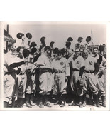 NEW YORK YANKEES 8&quot; x 10&quot; glossy B&amp;W photo of the team - $17.63 CAD