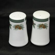 Fairfield Wintergreen Salt and Pepper Shakers Christmas Holiday Xmas - $180.06 MXN