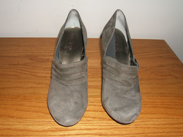 Me Too Ladies Jester Size 7.5 Leather Upper Gray Suede High Heel Shoes - $24.70