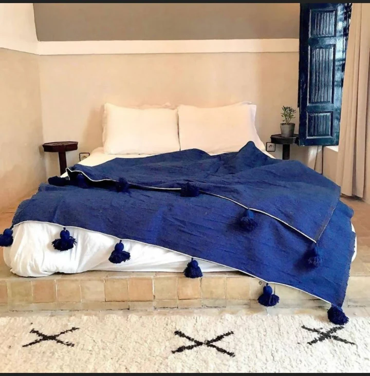 Solid color Moroccan Pompom Blanket - Handwoven Cotton Bed Cover - €154,09 EUR