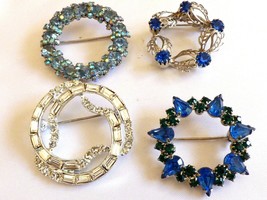 VTG lot of 4 silver tone metal Clear &amp; Blue crystal wreath ribbon pin brooch - £44.31 GBP