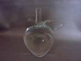 Beautiful Art Glass Clear Glass Apple Paperweight ~ Unsigned - $10.93 CAD