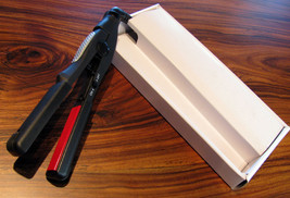 Brand New in Box 0.7&quot; Mini Straightening Black &amp; Red Hair Iron great for travell - £15.65 GBP