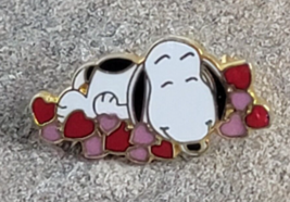 SNOOPY Peanuts Love Bed of Hearts Valentines Day Red Pink Vintage Lapel Hat Pin - $16.99