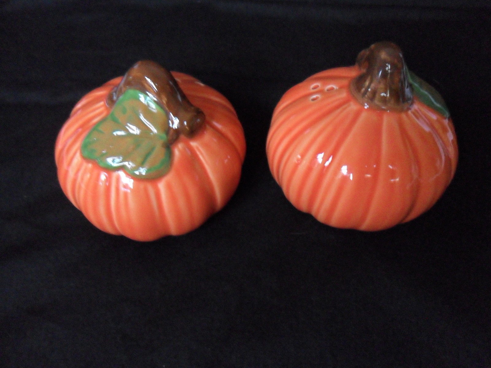 Primary image for Pumpkin Salt & Pepper Shakers 3" New in box !  1993"