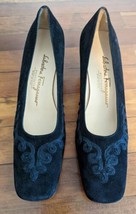 Salvatore Ferragamo Boutique Black Suede Embroidered Pumps Sz 8 2A Made in Italy - £17.70 GBP