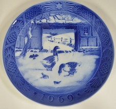 Vintage Royal Copenhagen Christmas Collector Plate In The Old Farmyard 1969 - £11.42 GBP