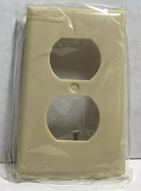Bakelite Duplex Receptacle Wall Plate lot of 18 Ivory Smooth Line - £12.80 GBP