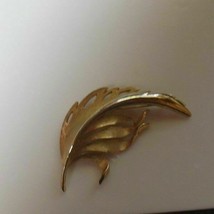 Vintage Signed Crown Trifari Gold-tone Leaf  Brooch - £12.85 GBP