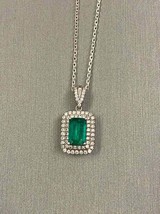 2.50Ct Émeraude Simulé Vert Pendentif Diamant 14K Plaqué or Blanc Gratuit Chaîne - £69.39 GBP