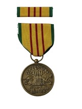 Vintage Vietnam War Service Medal - In Box W/ Ribbon - $609.74 MXN