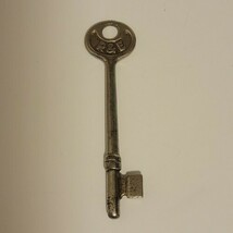 R &amp; E #1 Solid Barrel 3 5/8&quot; Skeleton Key Original Antique - $14.40