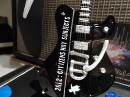 ROBERT SMITH - Ultra Cure Schecter Black Custom 1:4 Replica Guitar ~New - €25,50 EUR
