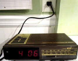 Vintage MAGNAVOX D 3040 Electronic Clock Radio Simulated Wood Cabinet - £11.87 GBP