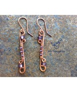 Handmade copper earrings: long double scroll wire wrapped with purple beads - €23,11 EUR