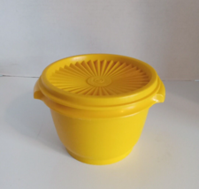 Tupperware Servalier Bowl with Starburst Lid #886-10 Yellow #812-17 Lid Vintage - £4.69 GBP