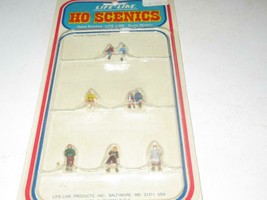 HO TRAINS- VINTAGE - LIFE-LIKE CARDED PEOPLE WALKING- PAINTED- NEW - S31B - $7.51