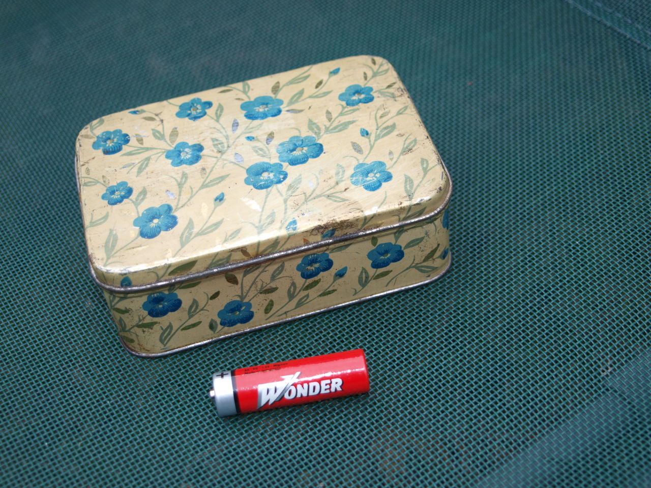 VINTAGE SOVIET USSR WILD FLOWERS TIN BOX ABOUT 1960 - $14.84