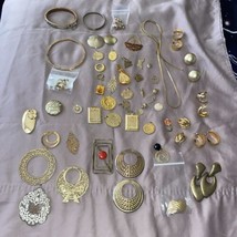 Vintage Fashion Jewelry Lot Of 50 Pieces Gold Tone  Pendants Earrings Bracelets - £9.01 GBP