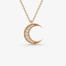 0.18Ct Moissanite Rond 14K Plaqué or Rose Mini Crescent Lune Pendentif Collier - £64.46 GBP
