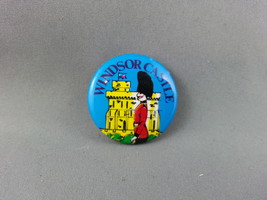 Vintage Tourist Pin - Windsor Castle with Beef Eater - Metal Pin  - £11.21 GBP