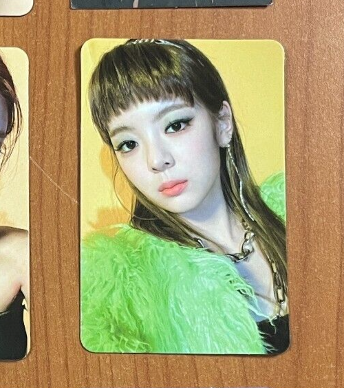 LIA ITZY Offizielle Fotokarte [RATEN SIE WEN?]_Kpop Authentic - $6.94