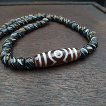 Collier amulette Dzi à motifs uniques indo tibétains de l&#39;Himalaya 3 yeu... - $2,081.56 MXN