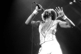 Earth, Wind &amp; Fire in Concert Maurice White Classic B/W in Concert Open Vest 24x - £19.29 GBP