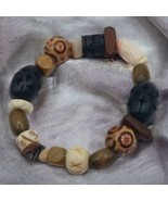Wood and plastic beaded bracelet - $278.46 MXN