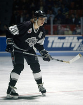 Luc Robitaille 8X10 Photo Los Angeles Kings La Nhl Picture With Cup - £3.86 GBP
